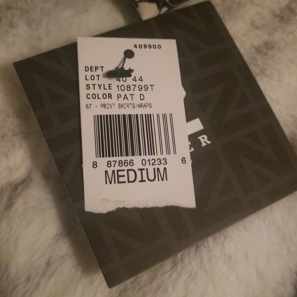 NWT Cute IZ Byer Black & White Pattern Top! - Picture 3 of 3